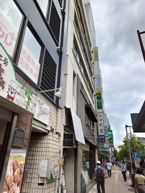福岡占いの館「宝琉館」天神店は天神北バス停前の浦島ビル６階にある