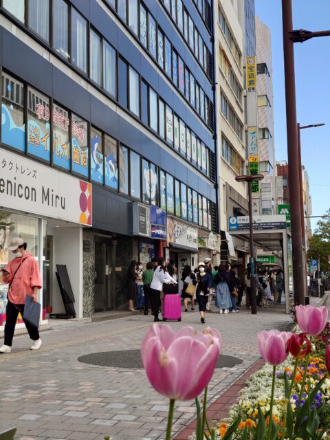 福岡占いの館「宝琉館」天神店は天神北バス停前にあり、春はチューリップが咲く